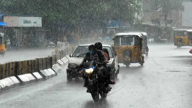 Heavy Rain Lashes Hyderabad: హైదరాబాద్‌లో దంచికొట్టిన వర్షం.. జనజీవనం అస్తవ్యస్తం