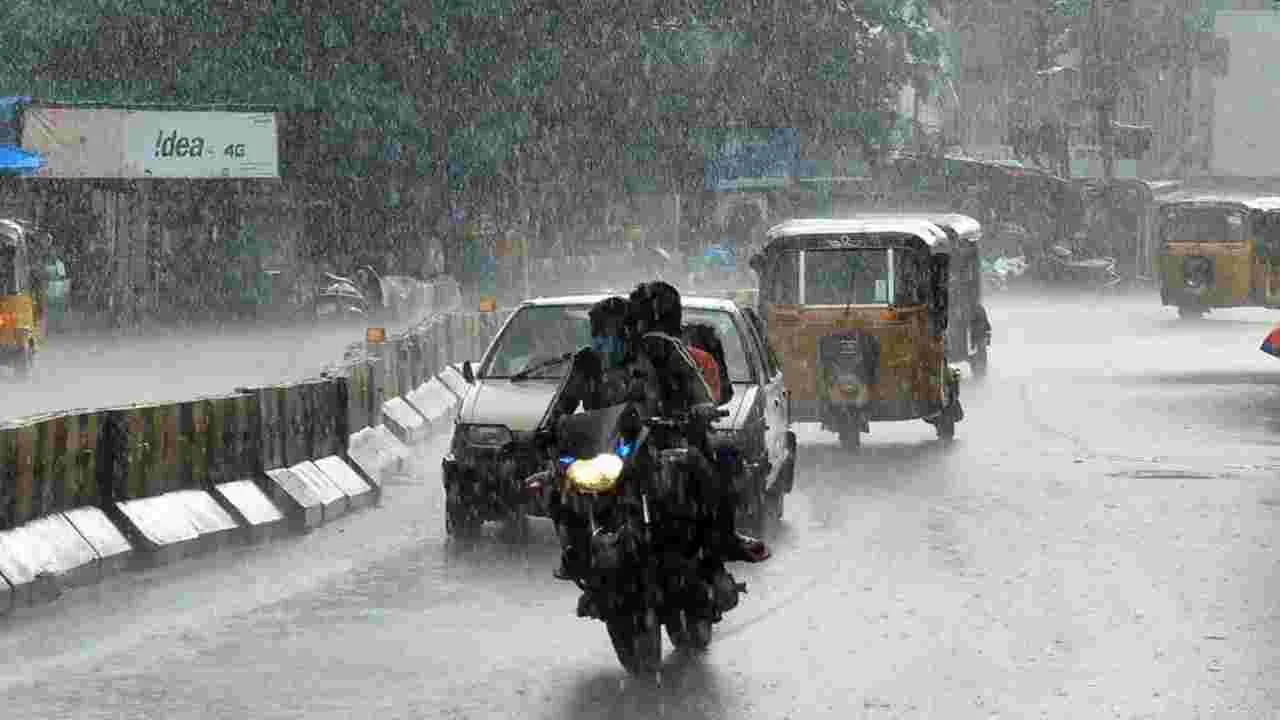 Heavy RaHeavy Rain Lashes Hyderabad: హైదరాబాద్‌లో దంచికొట్టిన వర్షం.. జనజీవనం అస్తవ్యస్తం వర్షం.. జనజీవనం అస్తవ్యస్తం