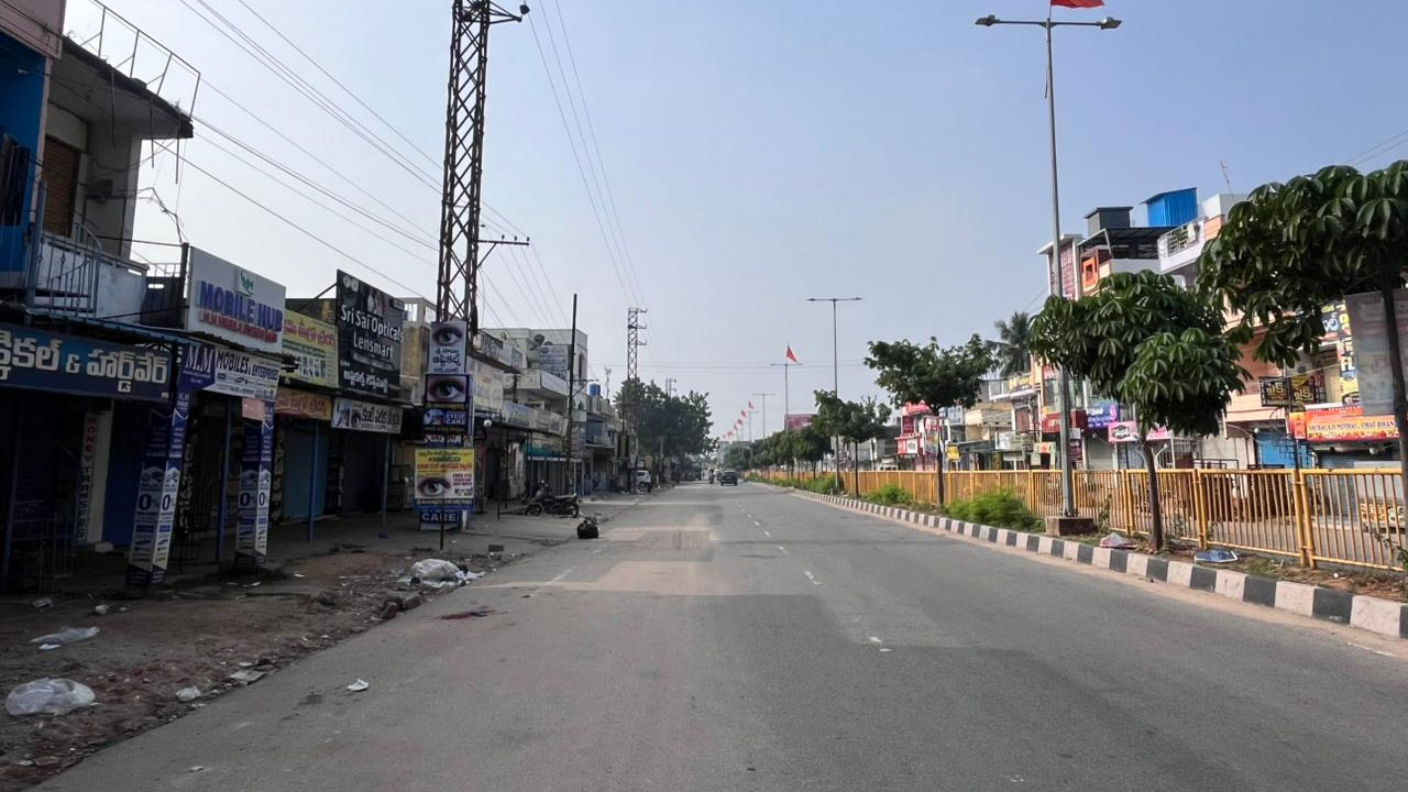 Telangana Bandh: తెలంగాణ బంద్... నిర్మానుష్యంగా రోడ్లు.. డిపోల్లోనే బస్సులు