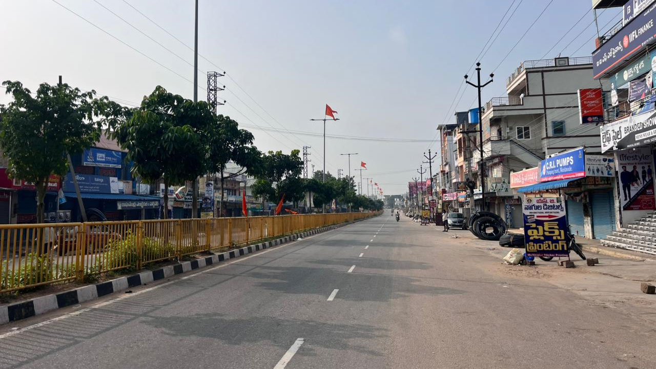 Telangana Bandh: తెలంగాణ బంద్... నిర్మానుష్యంగా రోడ్లు.. డిపోల్లోనే బస్సులు