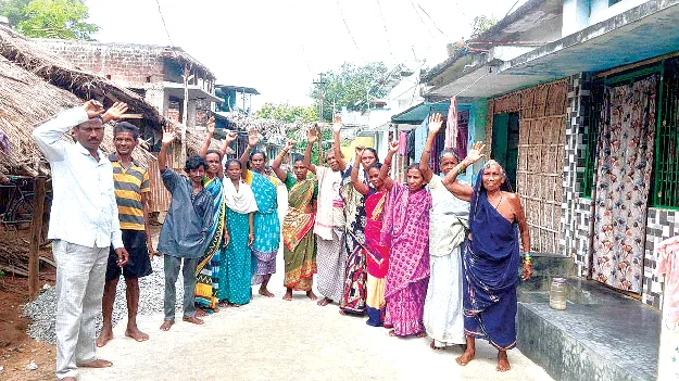 రేషన్‌ కావాలంటే.. 6 కిలోమీటర్లు వెళ్లాల్సిందే