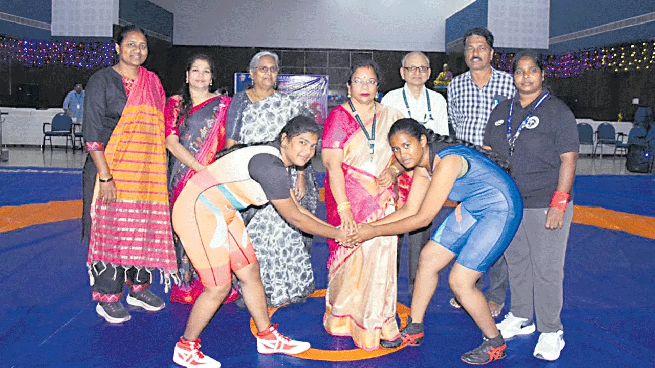 ‘నన్నయ’లో అంతర్‌ కళాశాలల రెజ్లింగ్‌ పోటీలు, ఎంపికలు
