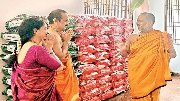  శ్రీమఠానికి బియ్యం, వెండి విరాళం 