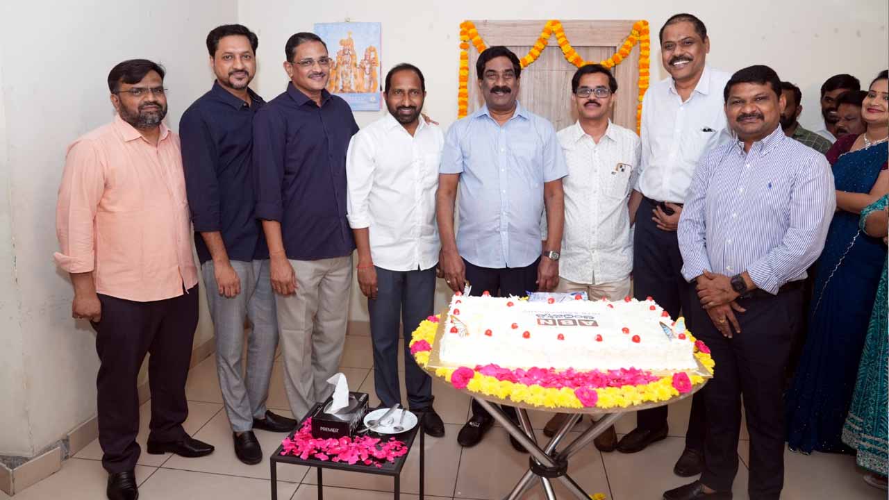 ABN Andhrajyothy 16 Anniversary: ఘనంగా వార్షికోత్సవం.. కేక్ కట్ చేసిన సంస్థల ఎండీ వేమూరి రాధాకృష్ణ.. 