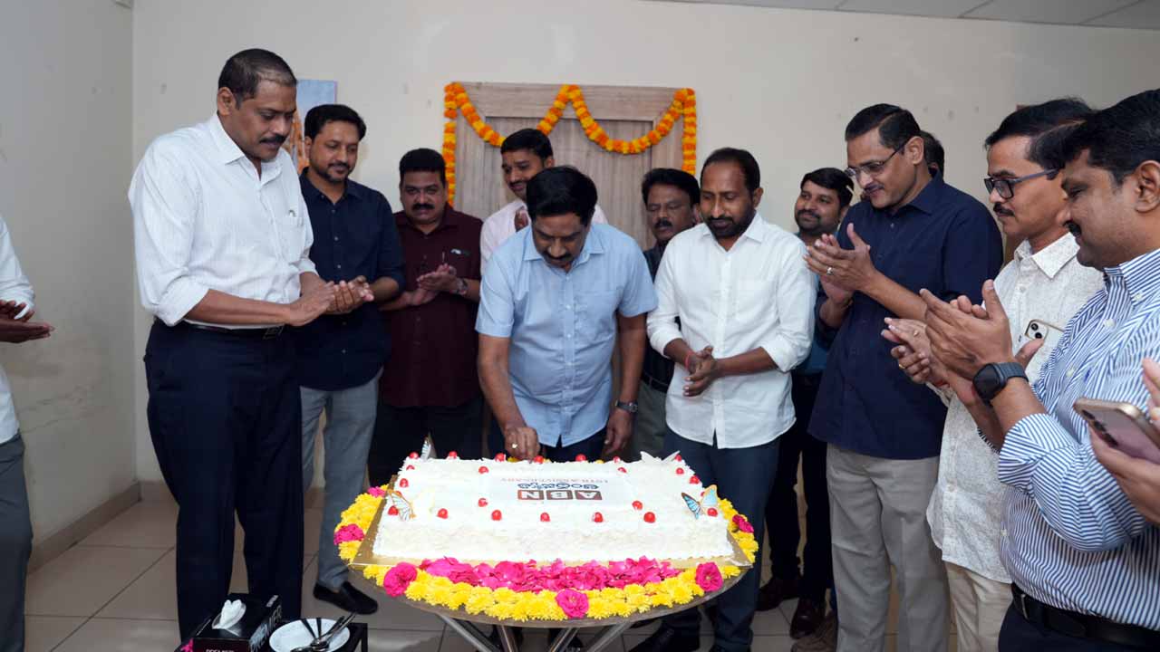 ABN Andhrajyothy 16 Anniversary: ఘనంగా వార్షికోత్సవం.. కేక్ కట్ చేసిన సంస్థల ఎండీ వేమూరి రాధాకృష్ణ.. 
