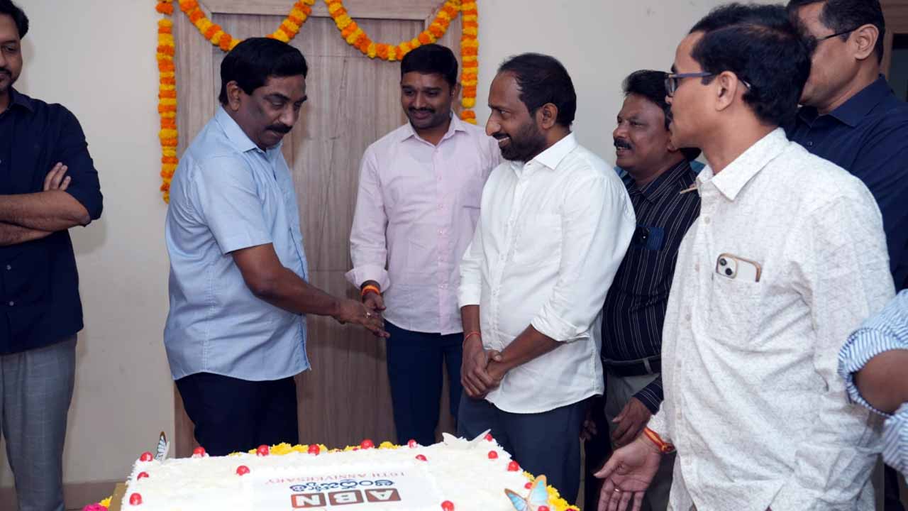 ABN Andhrajyothy 16 Anniversary: ఘనంగా వార్షికోత్సవం.. కేక్ కట్ చేసిన సంస్థల ఎండీ వేమూరి రాధాకృష్ణ.. 