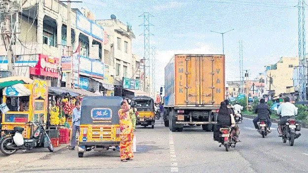 రోడ్లపైనే తోపుడు బండ్ల వ్యాపారాలు