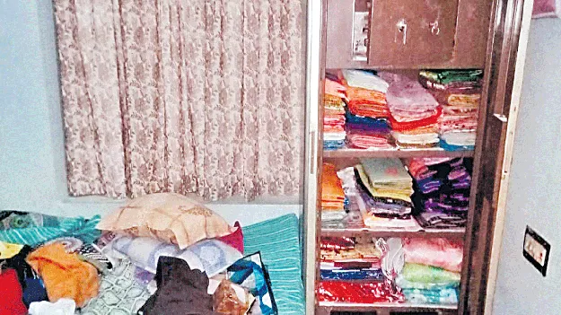 అర్ధరాత్రి తలుపులు పగలగొట్టి.. వృద్ధురాలిని కొట్టి..