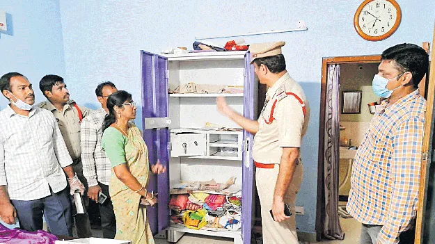 కొవ్వాడలో పట్టపగలే చోరీ