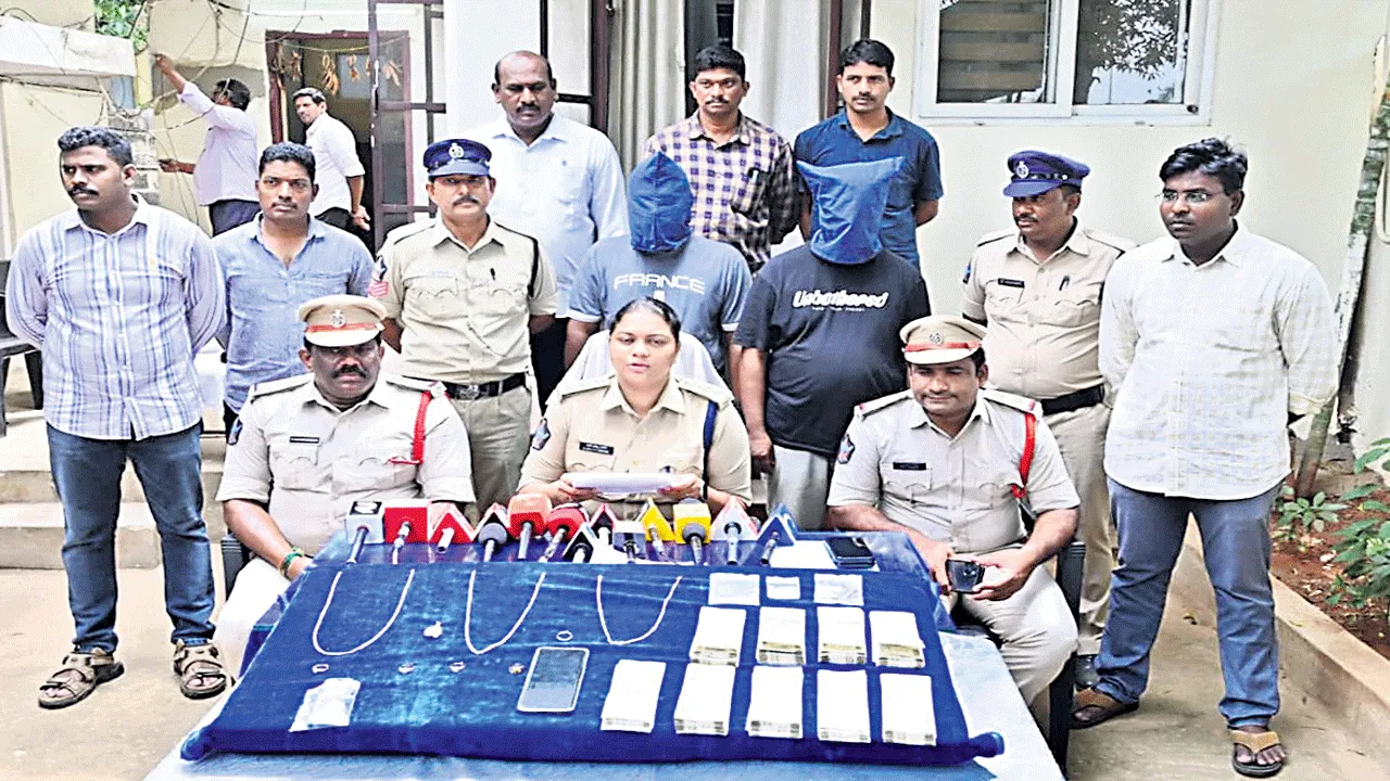 ఇద్దరు దొంగలు.. 97 చోరీలు..