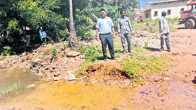 రైల్వే పట్టాలపైకి వరదనీరు... రైల్వే అధికారుల సమీక్ష