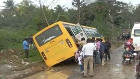 Bus Accident: వామ్మో మరో ప్రమాదం.. విద్యార్థుల స్కూల్ బస్సుకు