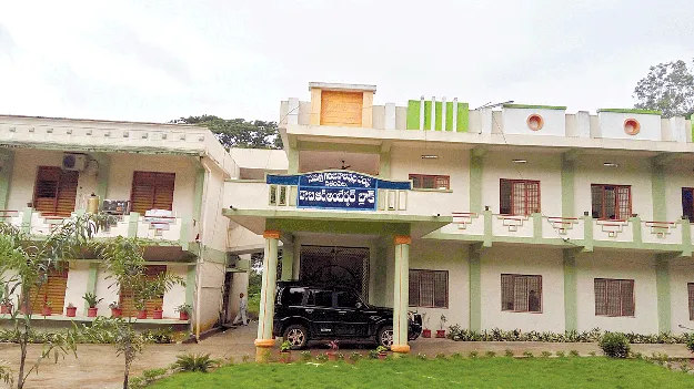   Problems   మా సమస్యలు  ఎవరికి చెప్పుకోవాలి?