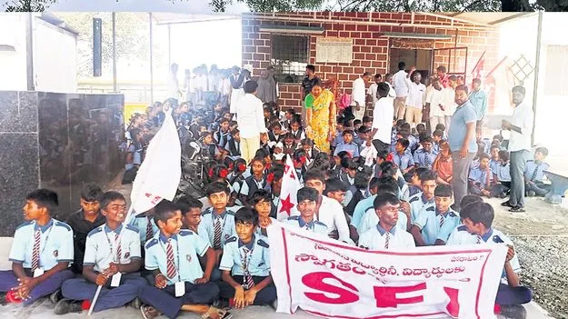 రైల్వే అండర్‌పాస్‌ బ్రిడ్జిలో నీటిని తొలగించాలి