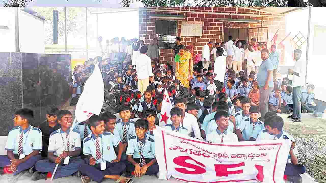 రైల్వే అండర్‌పాస్‌ బ్రిడ్జిలో నీటిని తొలగించాలి