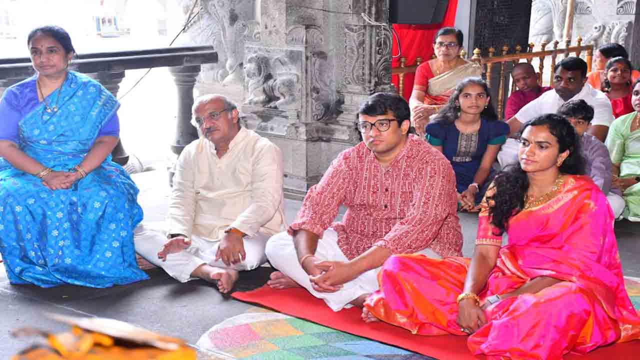 యాదాద్రి శ్రీ లక్ష్మీనరసింహస్వామి సేవలో పీవీ సింధు దంపతులు