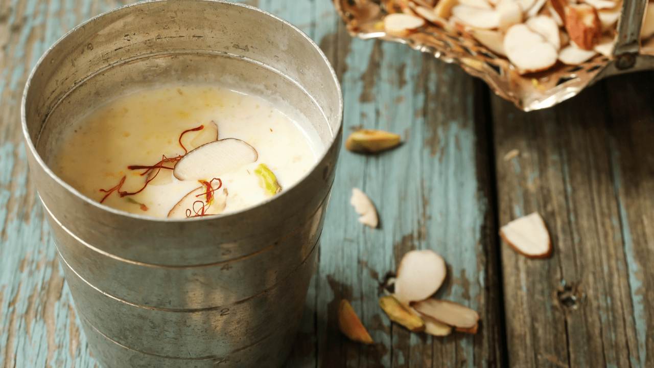 Saffron Milk Benefits: కుంకుమ పువ్వు వేసిన పాలు తాగితే కలిగే బెనిఫిట్స్