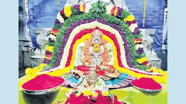 ఆదిలక్ష్మిగా కనకమహాలక్ష్మి దర్శనం