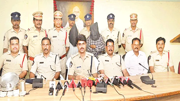 తాళాలు పగలగొట్టి.. బీరువాలు ఎత్తుకెళ్లి