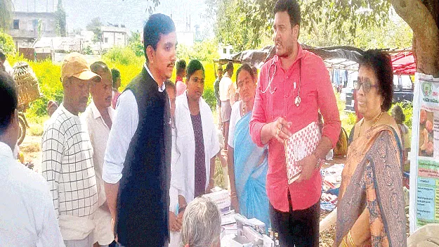  Medical Camps   వారపు సంతల్లో వైద్య శిబిరాల పరిశీలన