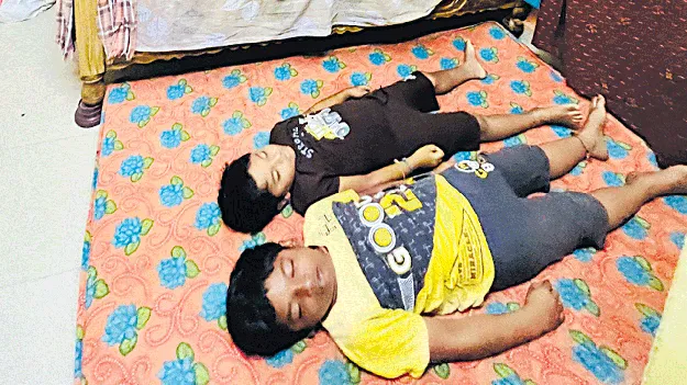 కొడుకులను కడతేర్చి.. తాను అంతమై..