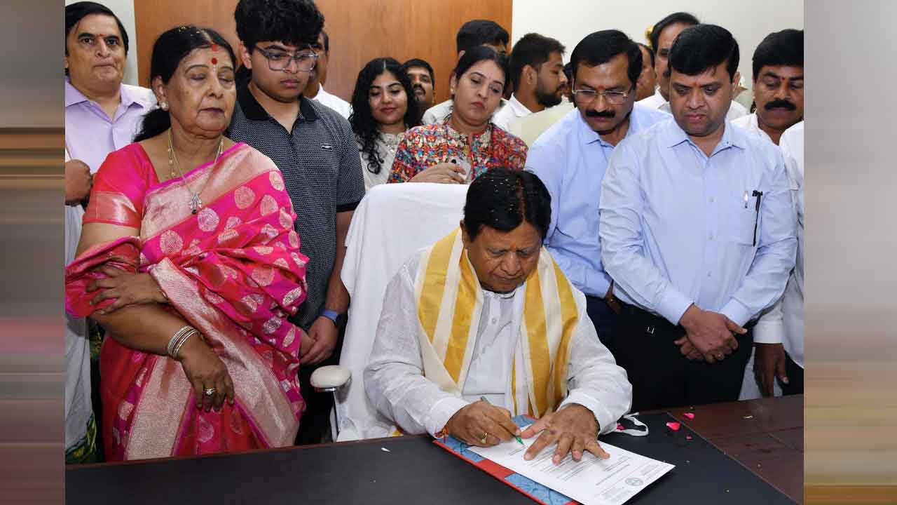 Sudarshan Reddy: తెలంగాణ ప్రభుత్వ సలహాదారుగా పదవీ బాధ్యతలను స్వీకరించిన సుదర్శన్ రెడ్డి