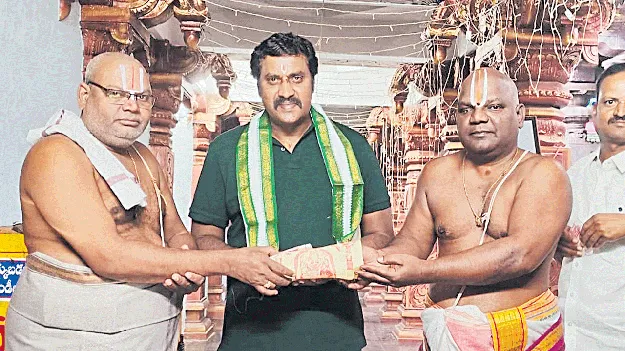 అంతర్వేదిలో ప్రముఖుల పూజలు