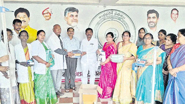 గురుకులాలకు రూ.64 లక్షలతో మెడికల్‌ కిట్లు 