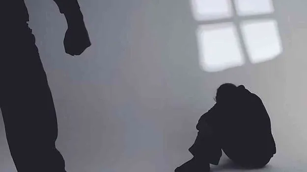 Minority Boys Residential School: మైనర్ బాలుడిపై టీచర్ అఘాయిత్యం.. ఇంటికి వెళ్లిన విద్యార్థి..