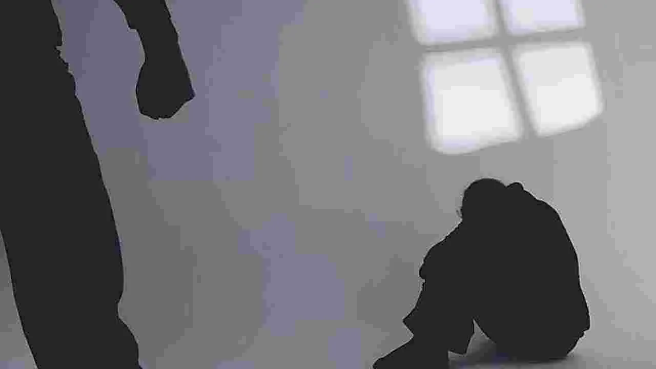 Minority Boys Residential School: మైనర్ బాలుడిపై టీచర్ అఘాయిత్యం.. ఇంటికి వెళ్లిన విద్యార్థి..