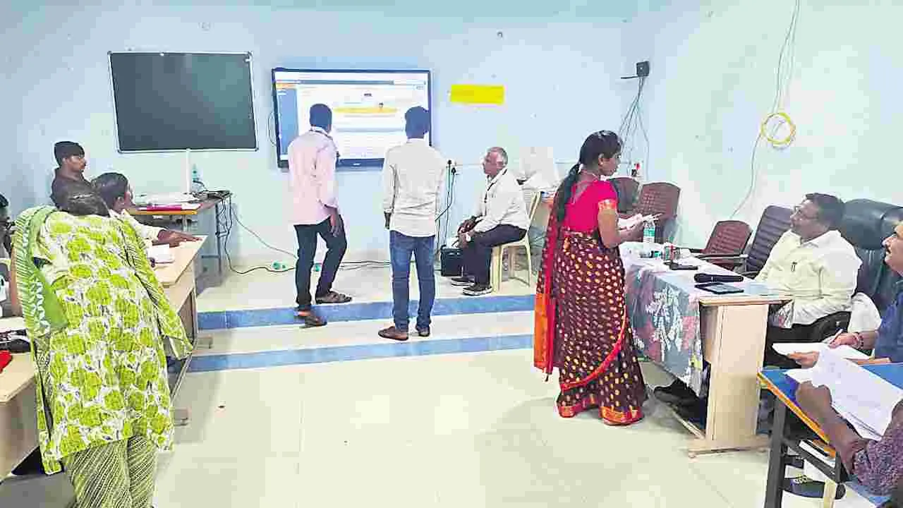 Teachers: షెడ్యూల్‌ ప్రకారం జరగని కౌన్సెలింగ్‌ 