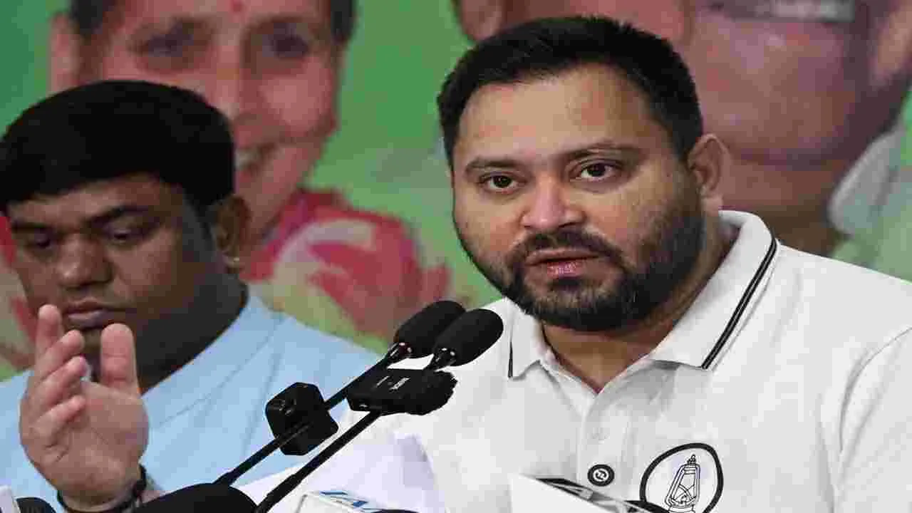 Bihar Elections: మోకామాలో హింసాకాండ.. కాన్వాయ్‌‌లో ఆయుధాలపై ఈసీని ప్రశ్నించిన తేజస్వి