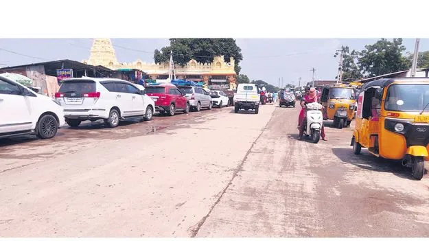 నెమ్మికల్‌లో రహదారిపైనే వాహనపూజలు