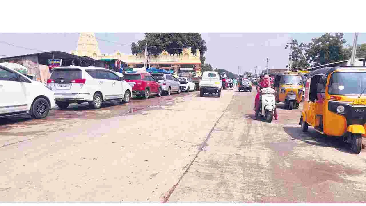 నెమ్మికల్‌లో రహదారిపైనే వాహనపూజలు