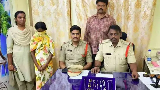 Thefts Near Dwaraka Tirumala: ద్వారకా తిరుమలలో చోరీలకు పాల్పడుతున్న మహిళ అరెస్ట్..