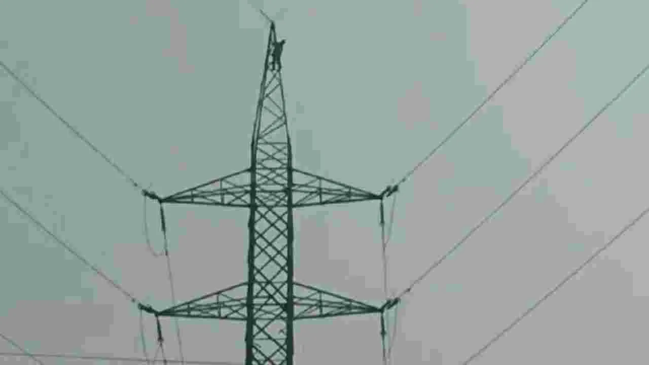 Tower Incident Tirupati: 220 కేవీ టవర్ ఎక్కిన వ్యక్తి.. భయాందోళనలో గ్రామస్తులు