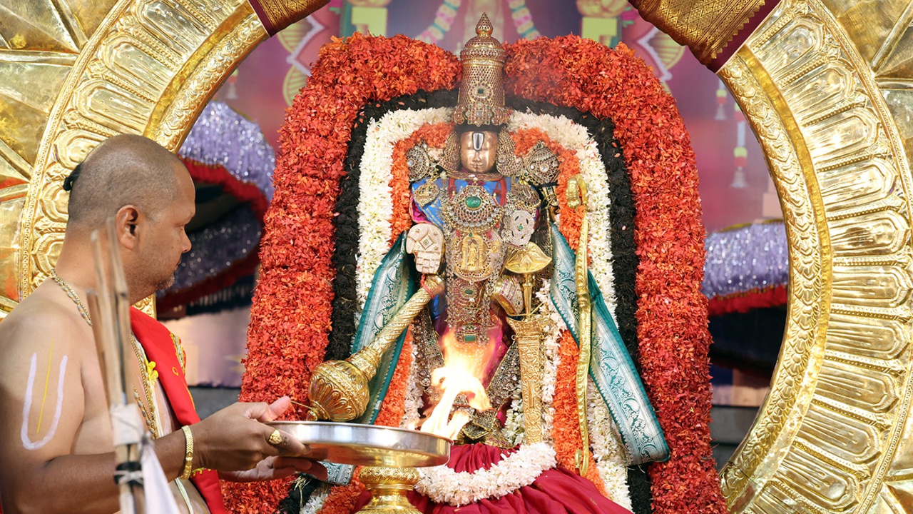 తిరుమల శ్రీవారి బ్రహ్మోత్సవాలు..శోభాయమాన స్నపన తిరుమంజనం