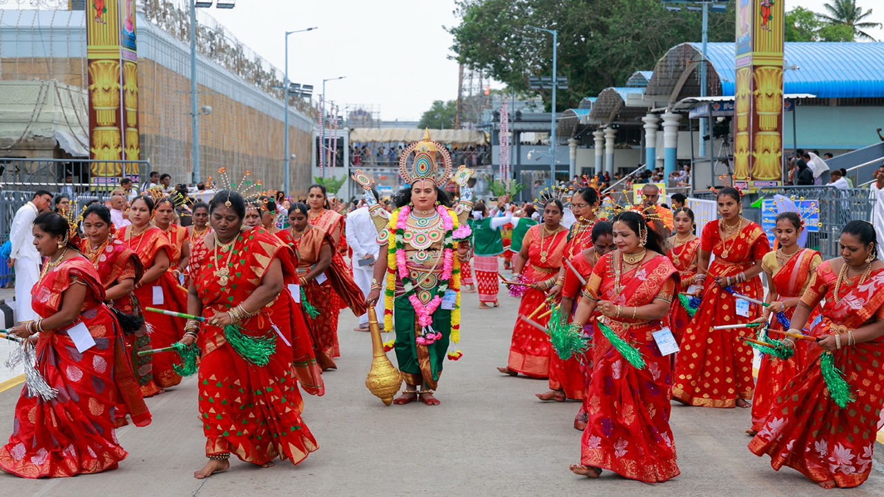 తిరుమల శ్రీవారి బ్రహ్మోత్సవాలు..శోభాయమాన స్నపన తిరుమంజనం