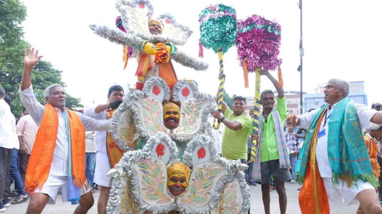 Vijayanagara Utsavalu: వైభవంగా విజయనగర ఉత్సవాలు ప్రారంభం