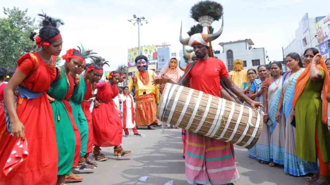 Vijayanagara Utsavalu: వైభవంగా విజయనగర ఉత్సవాలు ప్రారంభం