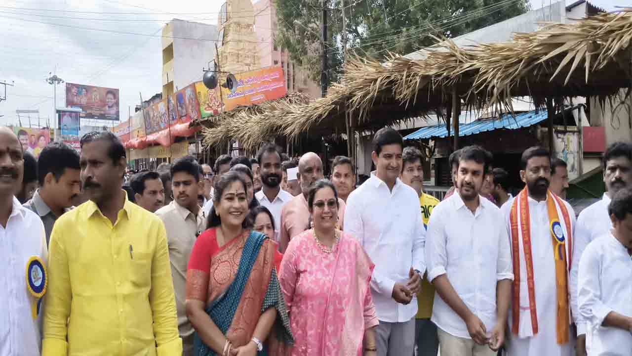 Vijayanagara Utsavalu: వైభవంగా విజయనగర ఉత్సవాలు ప్రారంభం