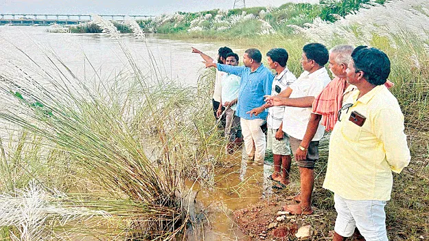 నది మింగేస్తోంది