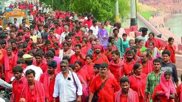 Indrakeeladri Bhavani Rush: ఇంద్రకీలాద్రికి తరలివస్తున్న భవానీలు..