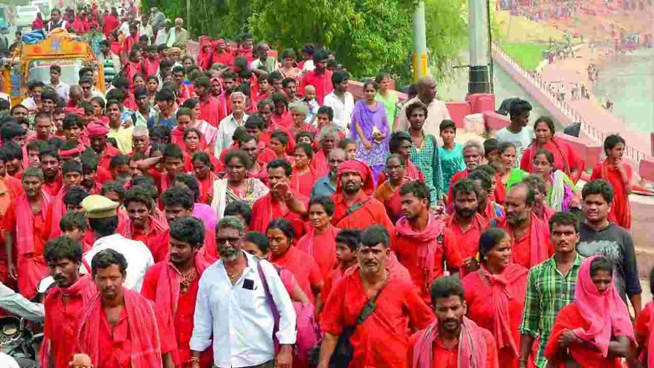 Indrakeeladri Bhavani Rush: ఇంద్రకీలాద్రికి తరలివస్తున్న భవానీలు..