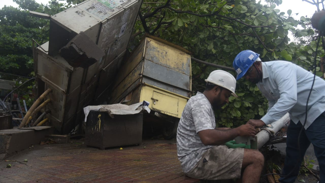 Visakhapatnam Rains: విశాఖలో వర్ష బీభత్సం.. నేలకొరిగిన భారీ వృక్షాలు