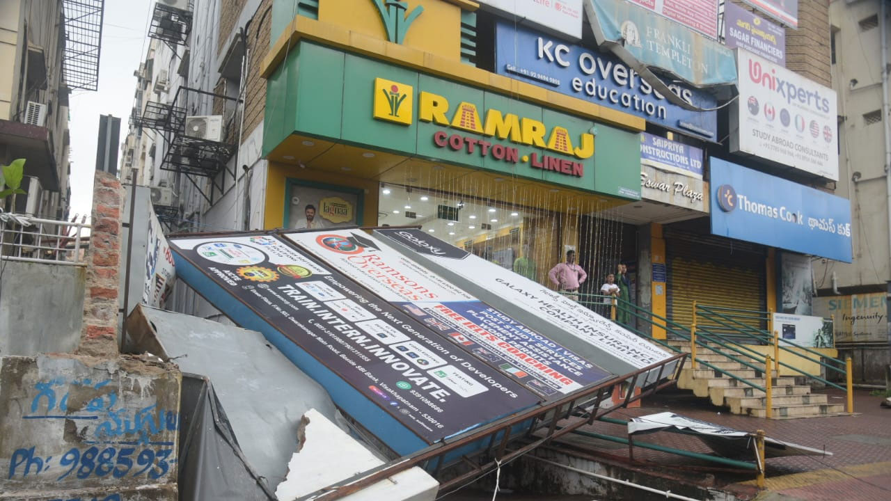 Visakhapatnam Rains: విశాఖలో వర్ష బీభత్సం.. నేలకొరిగిన భారీ వృక్షాలు