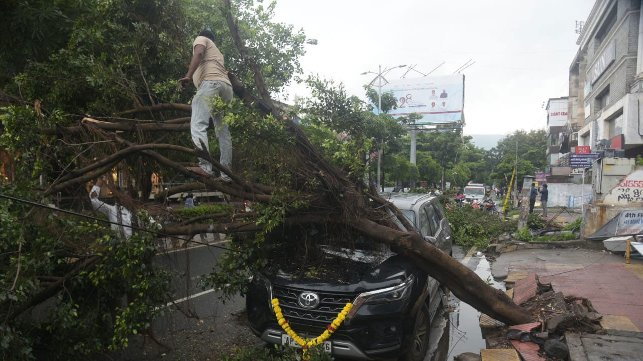 Visakhapatnam Rains: విశాఖలో వర్ష బీభత్సం.. నేలకొరిగిన భారీ వృక్షాలు