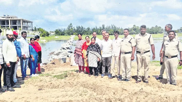 అక్రమ గోడ కూల్చివేత