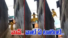 Women Stunts Viral Video: వామ్మో.. ఈ యువతి టాలెంట్ మామూలుగా లేదుగా.. రెండు గోడల మధ్య.. 