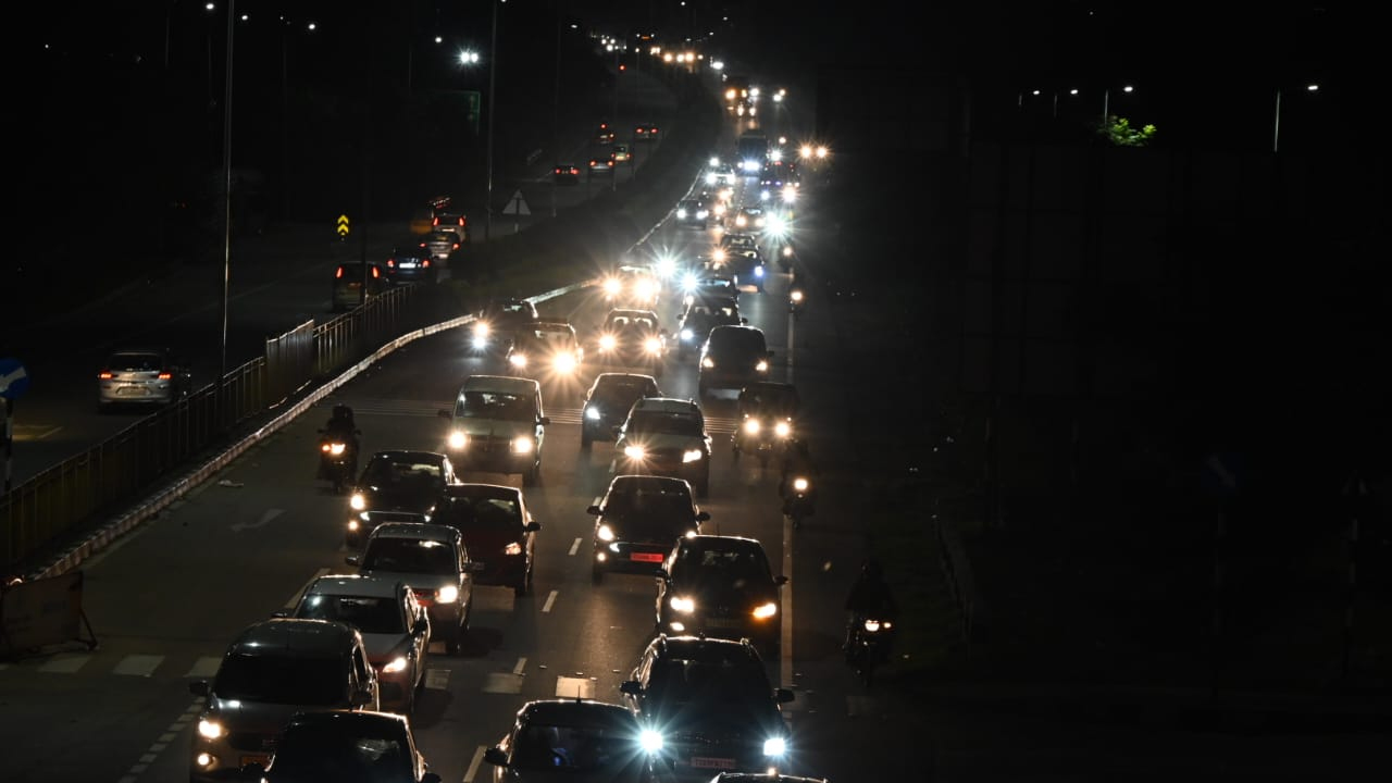 Heavy Traffic: కిలోమీటర్ల మేర నిలిచిన కార్లు, బస్సులు, ట్రక్కులు